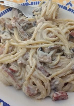 Foto principal de Espaguetis con nata, bacon y champiñones