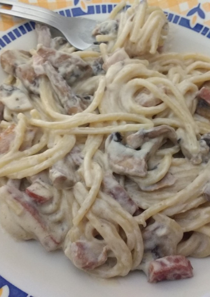 Una foto de Espaguetis con nata, bacon y champiñones