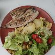 Caballa al ajillo con patatas panaderas