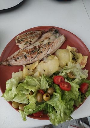 Foto principal de Caballa al ajillo con patatas panaderas