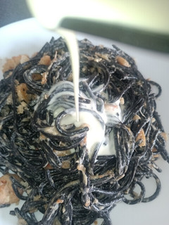 Una foto de Espagueti negro de sepia, con salsa gorgonzola