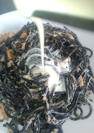 Una foto de Espagueti negro de sepia, con salsa gorgonzola