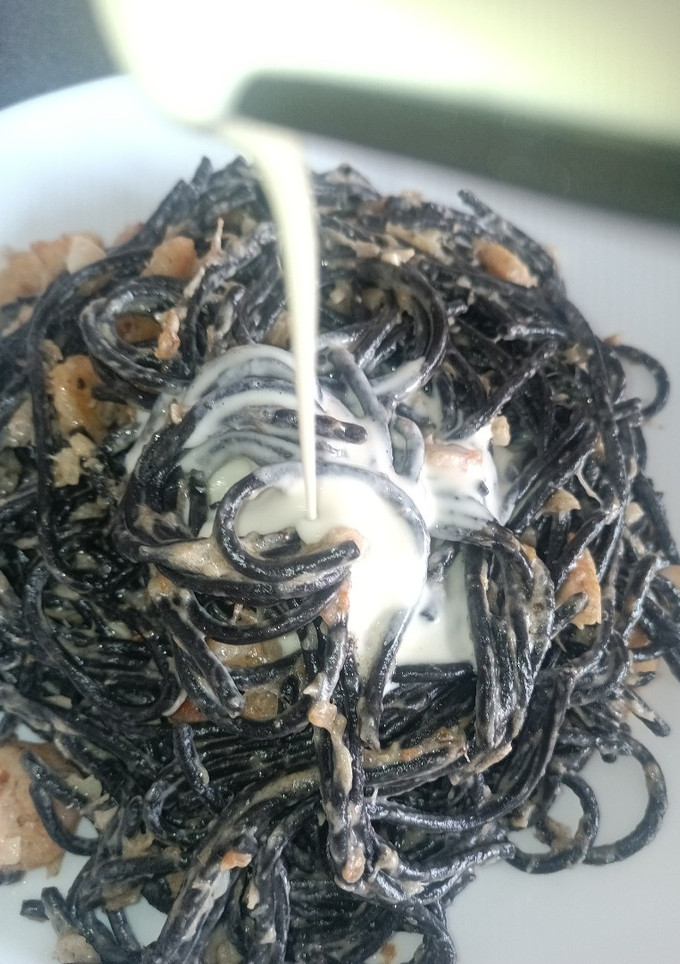 Una foto de Espagueti negro de sepia, con salsa gorgonzola