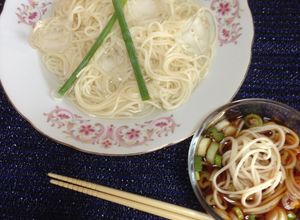 Una foto de Japanese soumen noodles(fideos) de arroz!