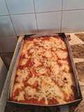 Pizza casera con salsa blanca y cebollas caramelizada