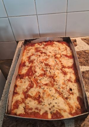 Una foto de Pizza casera con salsa blanca y cebollas caramelizada