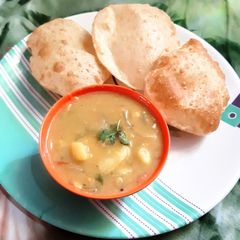 A picture of Poori sagu and chapathi.