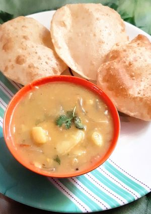 A picture of Poori sagu and chapathi.