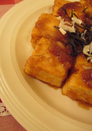A picture of Sweet and Spicy Tofu with Grated Onion.