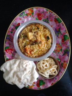 * பிஸிபேளாபாத் *(அரிசி அப்பளம், வடாம்)(bisibelebath recipe in tamil) செய்முறை முக்கிய புகைப்படம்