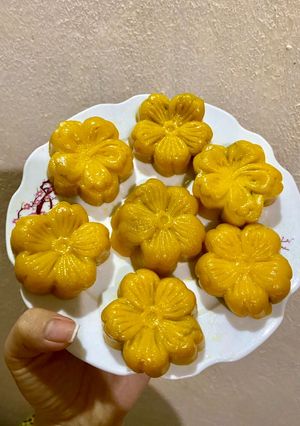 Hình của món Mùa xuân hoa nở vì thời tiết và khí hậu🤭-Mùa hè hoa nở là vì.....e....m...(Bánh bí đỏ nhân hạt dẻ).