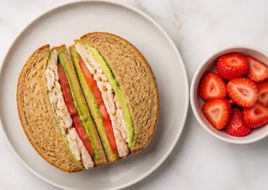 Sándwich integral de pollo, queso fresco y palta