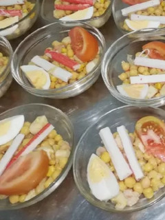 Una foto de Ensalada de garbanzos con salsa