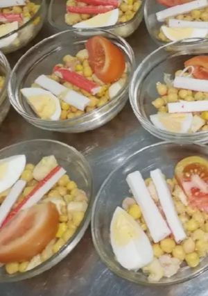 Foto principal de Ensalada de garbanzos con salsa