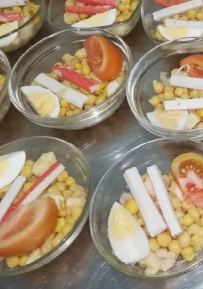Una foto de Ensalada de garbanzos con salsa