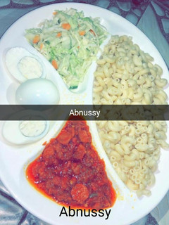 Makaroni da sauce tare da coslo da kwai ainihin hoton girkin