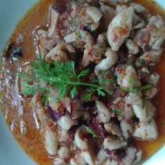 A picture of Laap Kai or thai spicy chicken salad.