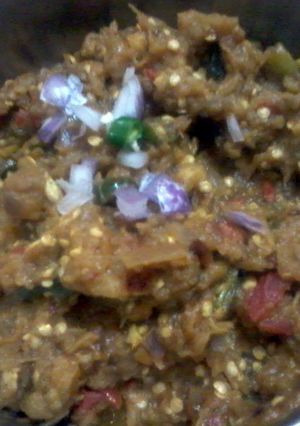 A picture of kerala style baigan ka bharta.