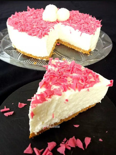 Una foto de Tarta de yogur y coco sin horno