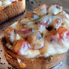 A picture of Caprese Garlic Bread.