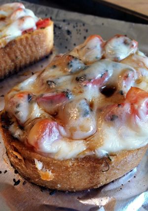A picture of Caprese Garlic Bread.