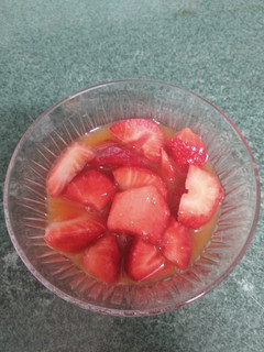 Una foto de Fresas con zumo de naranja con licor Narancello
