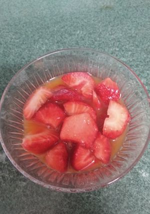 Una foto de Fresas con zumo de naranja con licor Narancello