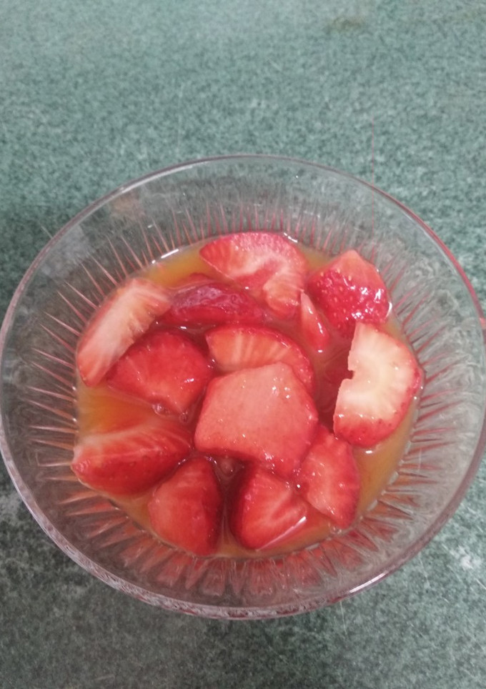 Una foto de Fresas con zumo de naranja con licor Narancello