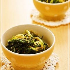 A picture of Mizuna Greens with Sesame Seeds.