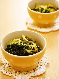 A picture of Mizuna Greens with Sesame Seeds.