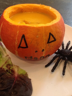 Una foto de Crema de calabaza y manzana (Halloween)