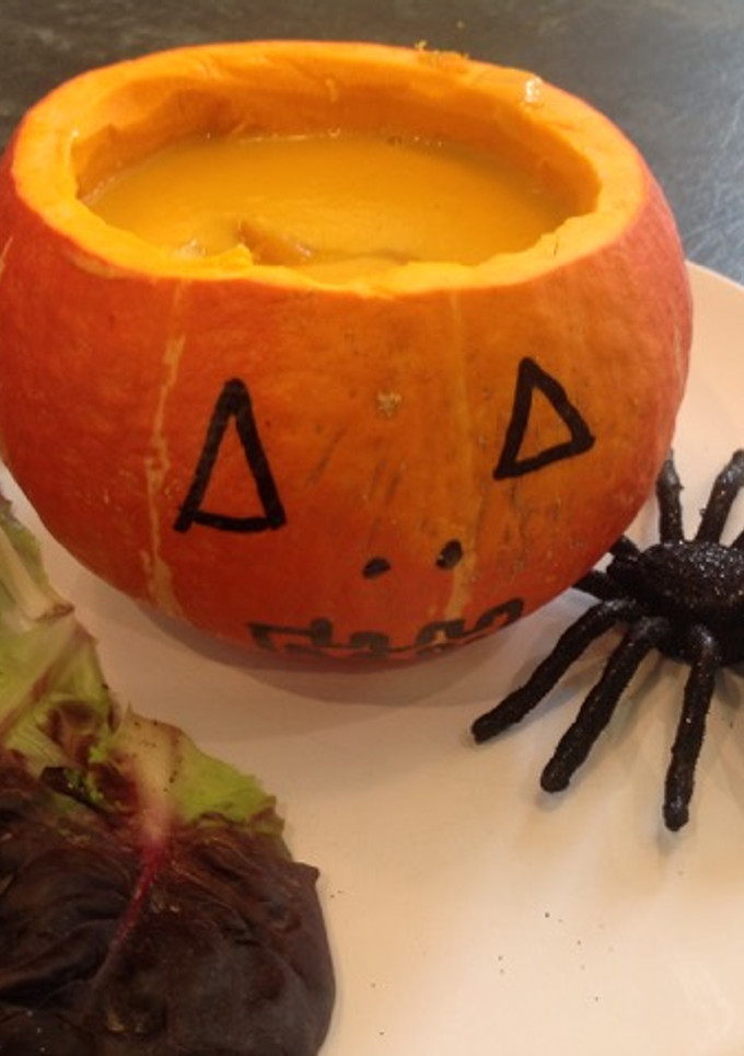 Una foto de Crema de calabaza y manzana (Halloween)