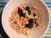 Una foto di avena mirtilli