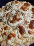 Pizza bianca con queso gratinado