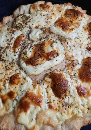 Una foto de Pizza bianca con queso gratinado
