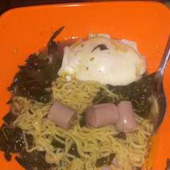 A picture of Mie kuah daun singkong.