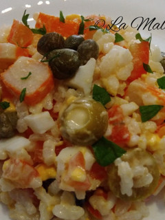 Una foto de Ensalada de surimi con arroz