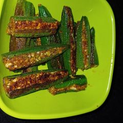A picture of Masala okra with dry coconut.