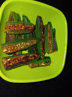 A picture of Masala okra with dry coconut.