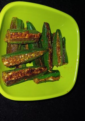 A picture of Masala okra with dry coconut.