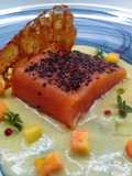 Cuore di salmone affumicato, salsa di frutti della passione, papaya e corallo al cacao