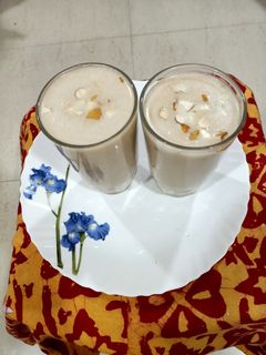 चिकू मिल्कशेक (Chikoo milk shake recipe in marathi) रेसिपी चे मुख्य फोटो 