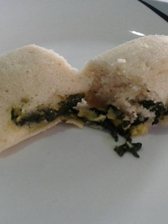 Una foto de Tamales de espinacas con queso