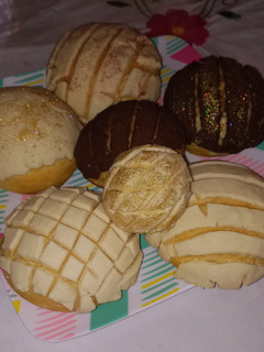 Una foto de Conchas blancas y de chocolate