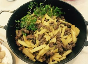 Hình của món Thịt bò chĩn xào khoai tây.