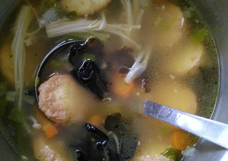 Bagaimana Menyiapkan Sup Tofu Jamur Eku (enokki + kuping) yang Sempurna