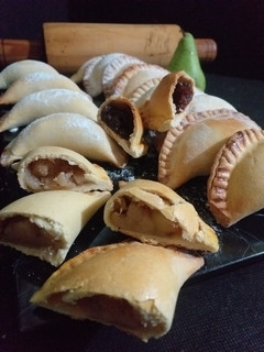 Una foto de Empanadas de peras y dulce de membrillo