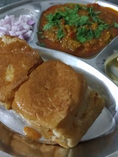 પાવભાજી(pav bhaji in Gujarati) રેસીપી મુખ્ય ફોટો