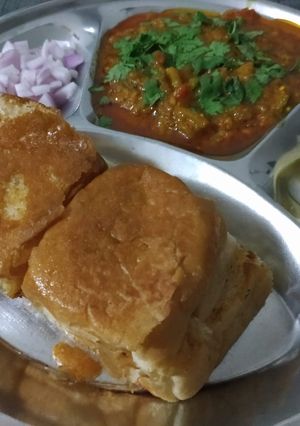 પાવભાજી(pav bhaji in Gujarati) રેસીપી મુખ્ય ફોટો