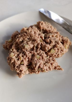 Una foto de Dip de atún con mayonesa y pepinillos